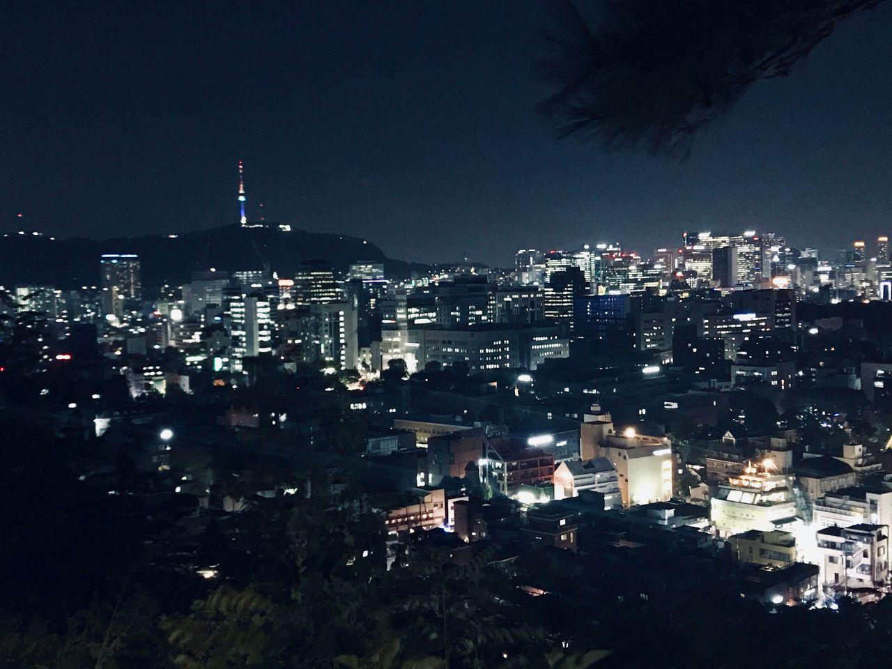 骆山公园中的青砖围墙，在宁静的夜色中显得尤为壮观。